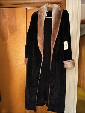 Sweet Treasures Plush Long Black Faux-Fur Robe with Contrast Beige Trim, size XL